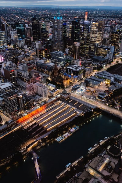 城市建筑物夜间鸟瞰图